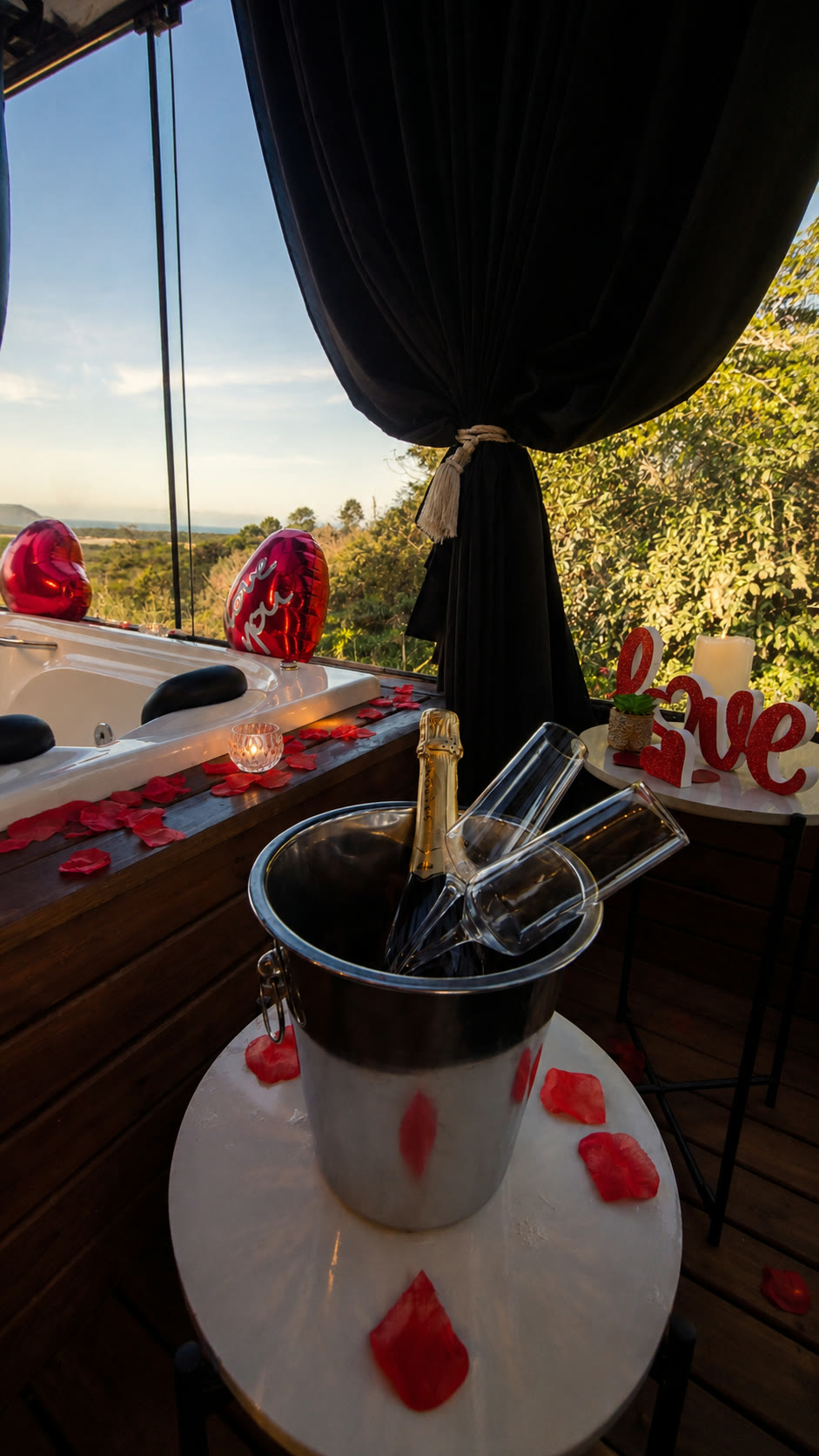 Espumante ao lado da hidromassagem, com vista para a vegetação e o mar